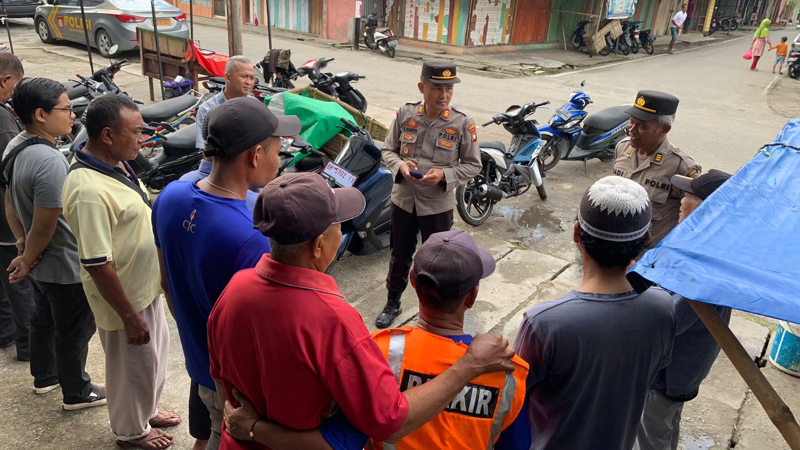 Polsek Kundur Gelar Jum'at Curhat di Pasar Tani Tanjung Batu Kota
