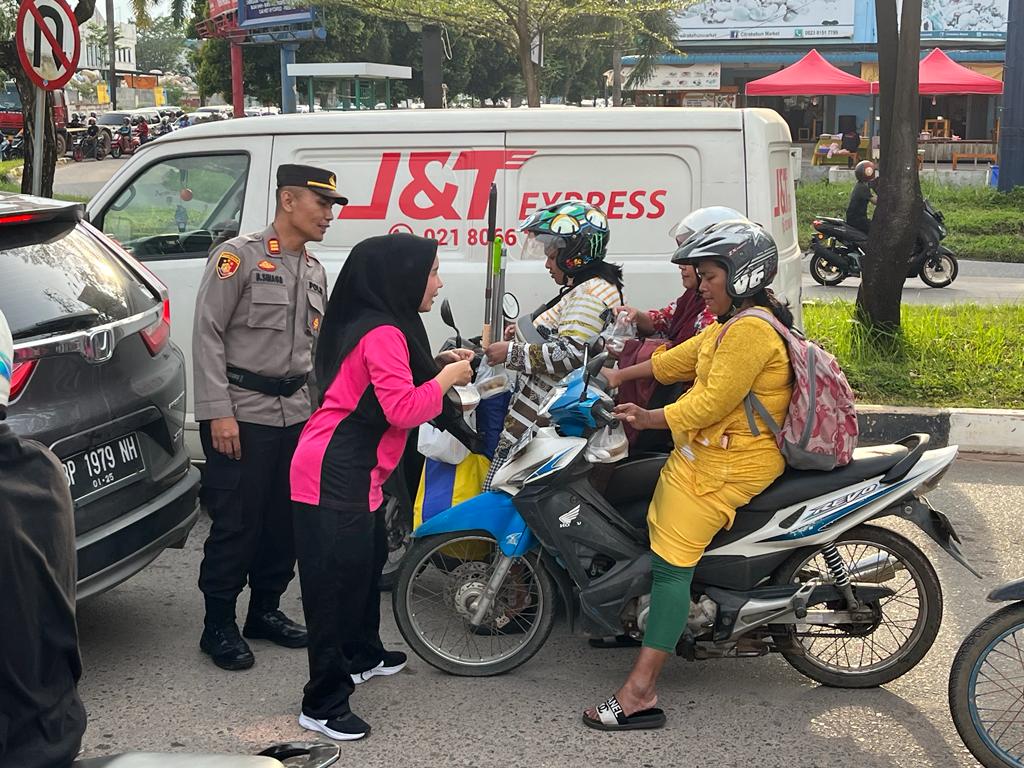 Polsek Batam Kota Bagikan Takjil Untuk Masyarakat