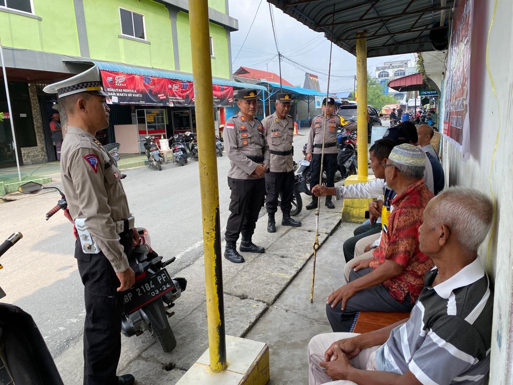 Kapolsek Kundur Pimpin Jum'at Curhat di Pangkalan Ojek PTOK Kelurahan Tanjung Batu Kota