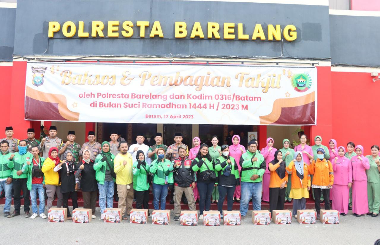 Polresta Barelang dan Kodim 0316 Batam Bagikan Paket Sembako Kepada Driver Ojol dan Petugas Kebersihan