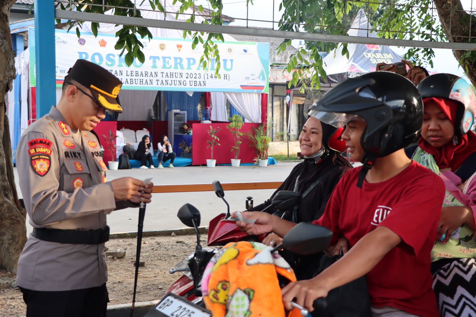 Kapolres Bintan Bagikan 200 Tiket Balik Mudik Gratis Kepada Masyarakat