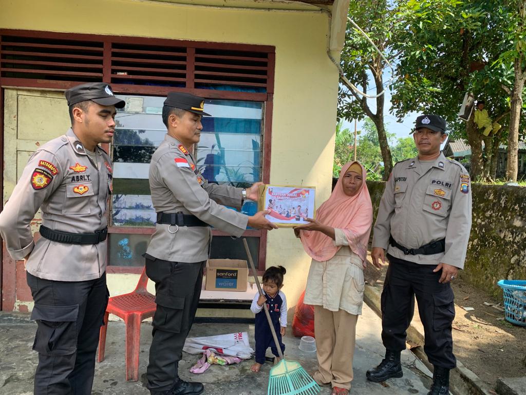 Kapolsek AKP Buala Harefa Bagikan Bapokting Kepada Warga