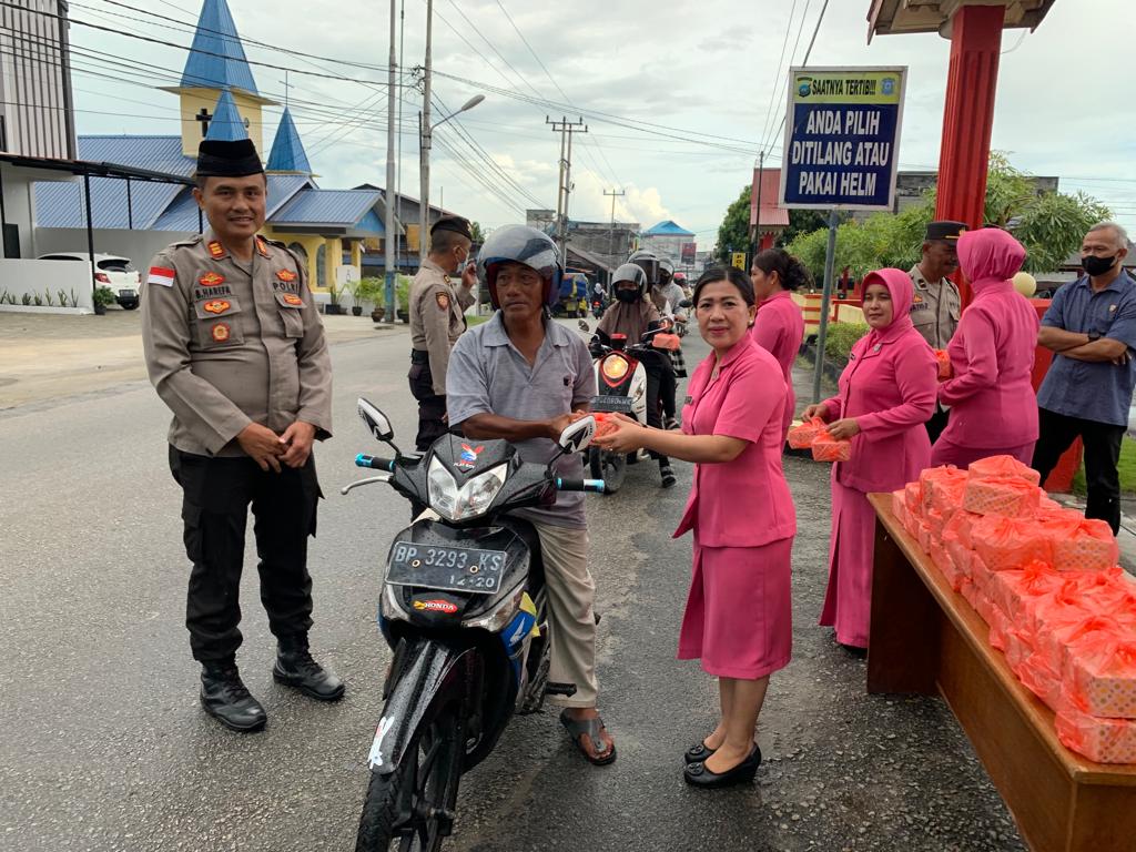Polsek Kundur Polres Karimun Membagikan Takjil Serara Gratis