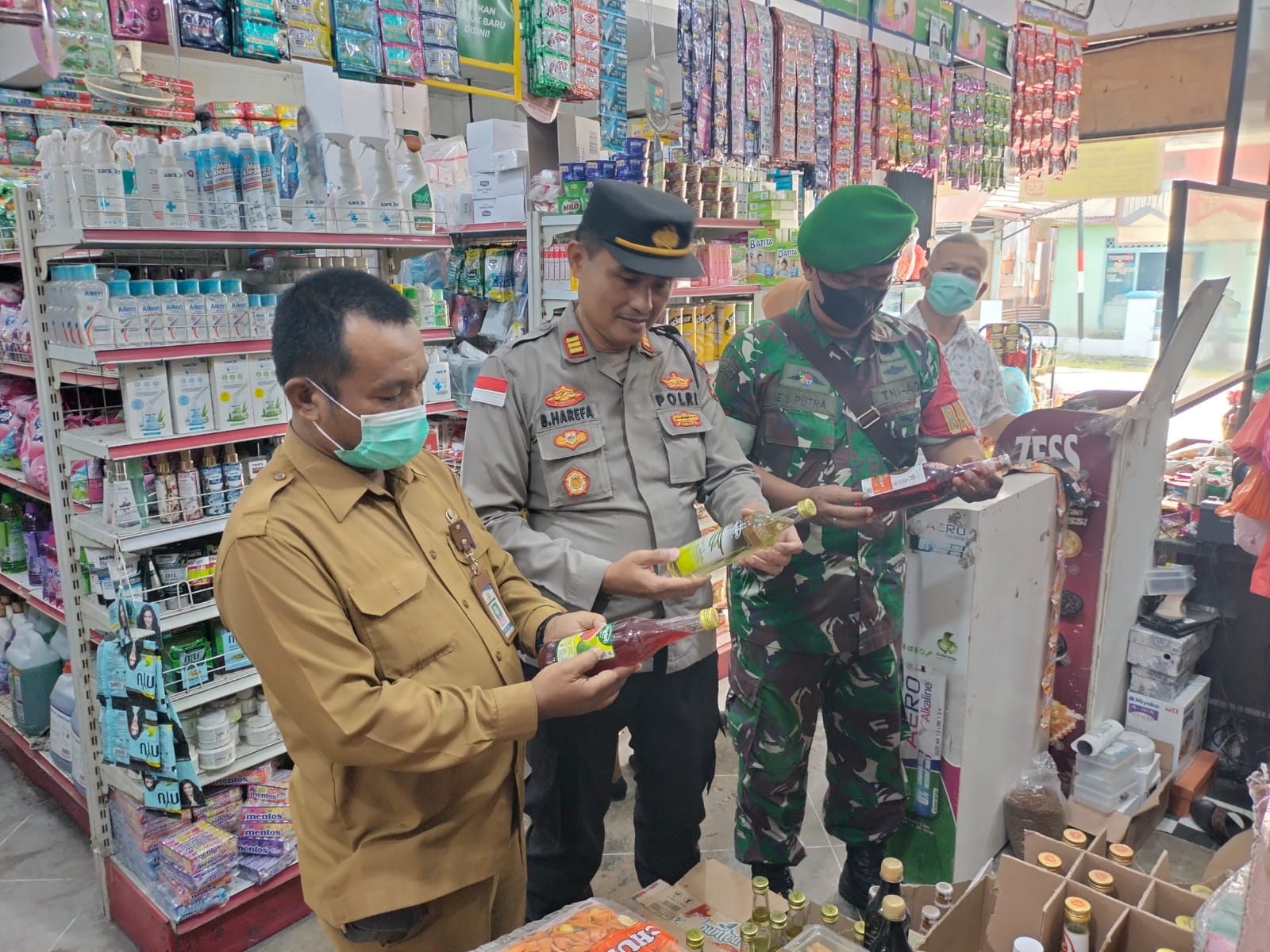 Polsek Kundur Bersama USPIKA Cek Bahan Pokok yang Kadarluarsa Jelang Idul Fitri 2023