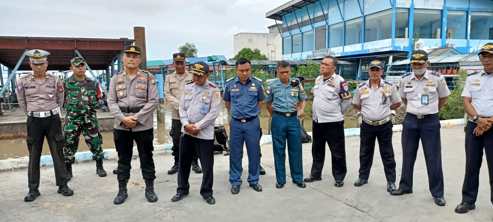 Polsek Kundur Gelar Jum'at Curhat di Pelabuhan Bongkar Muat Tanjung Batu Bersama UPT Dishub dan KSOP Kundur