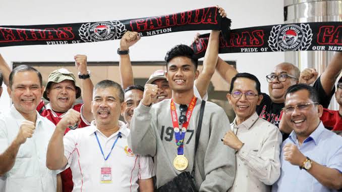 Amsakar Achmad Bangga dan Sambut Terhadap Kedua Atlet Timnas U - 22 Asal Kepri di Bandara Hang Nadim