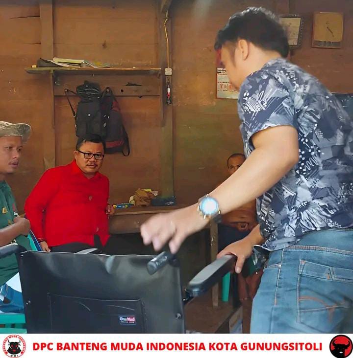 Ketua DPC BMI Gunungsitoli Serahkan Bantuan Sosial Kepada Salah Seorang Masyarakat Desa Onozitoli