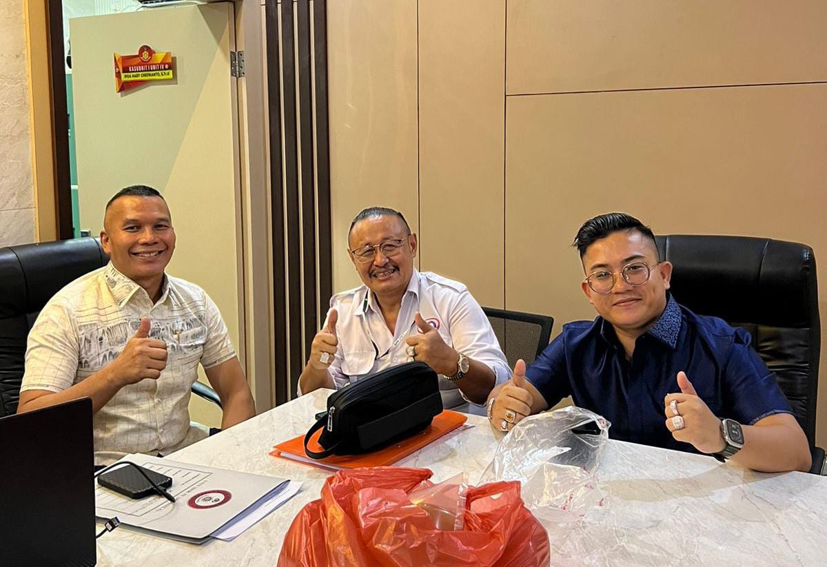 S Hondro Didampingi Advokat Senior Dr Martin Purba MH Penuhi Undangan Polresta Pekanbaru