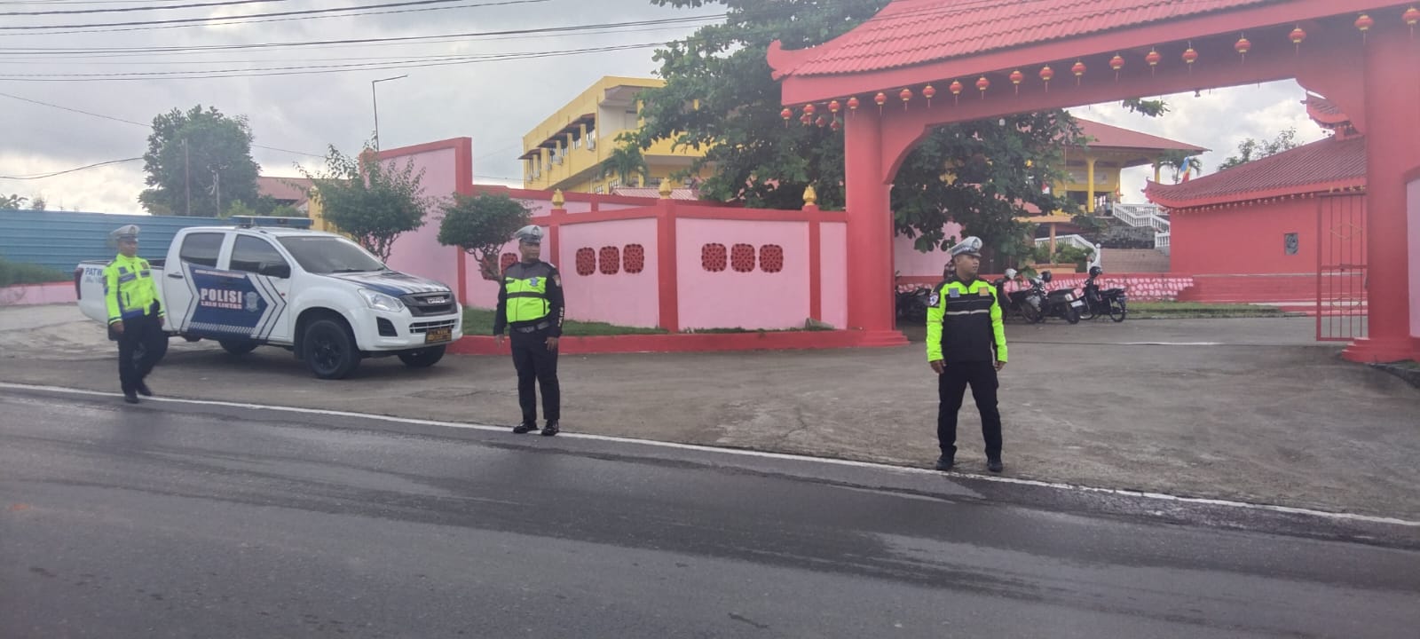 Polsek Bintan Utara Polres Bintan Lakukan Pengamanan Puncak Peringatan Tri Suci Waisak