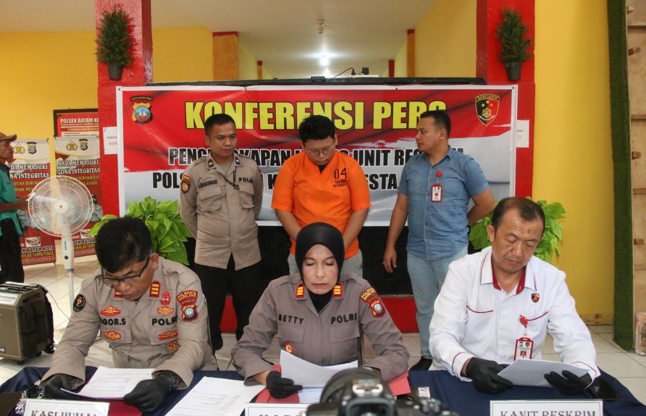 Polsek Batam Kota Gelar Konferensi Pers Pelaku Penggelapan BPKB Mobil