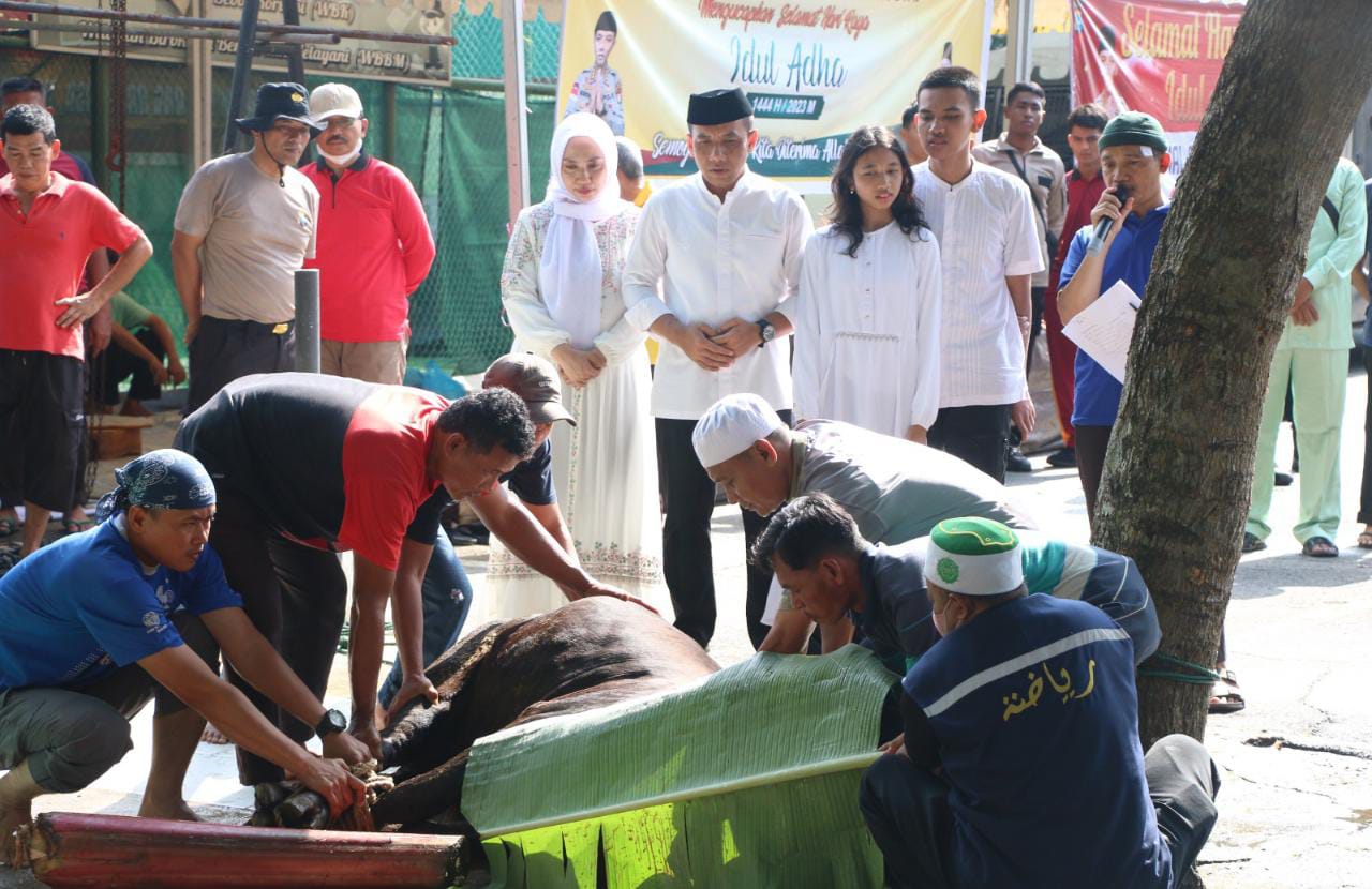 Kapolres Kombes Pol Nugroho Laksanakan Shalat Idul Adha 1444 H dan Pemotongan Hewan Qurban di Polresta Barelang