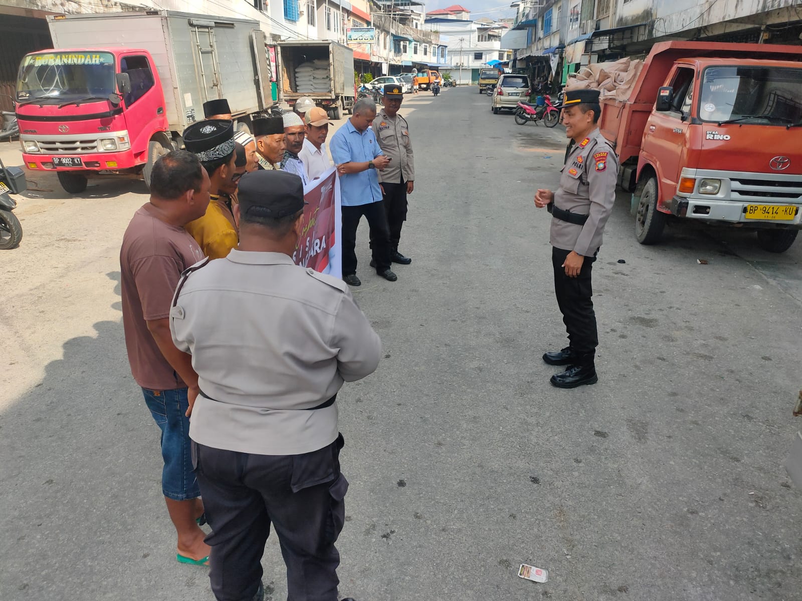 Kapolsek AKP Buala Harefa Pimpin Juma'at Curhat Presisi Hari Bhayangkara ke 77 di Pasar Mutiara Kundur