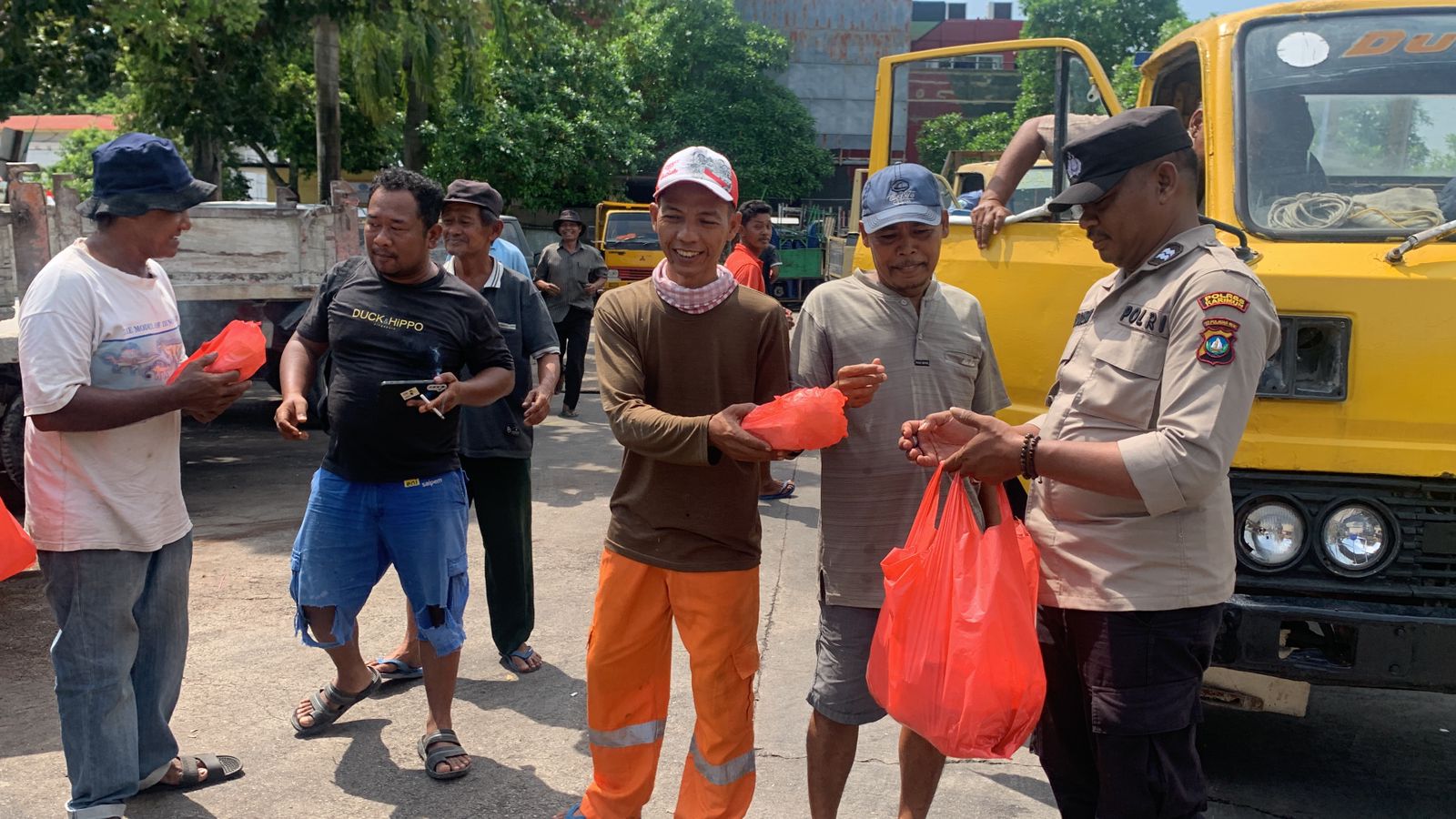 Kapolsek Balai Karimun Bagikan Nasi Bungkus Kepada Warga pada Jum'at Barokah