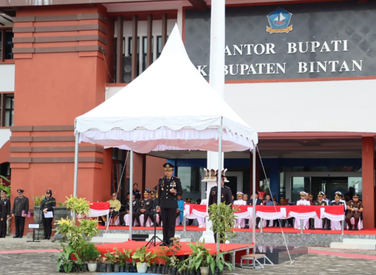 Kapolres AKBP Riky Iswoyo Pimpin Upacara Hari Bhayangkara Ke -77 di Kantor Bupati Bintan
