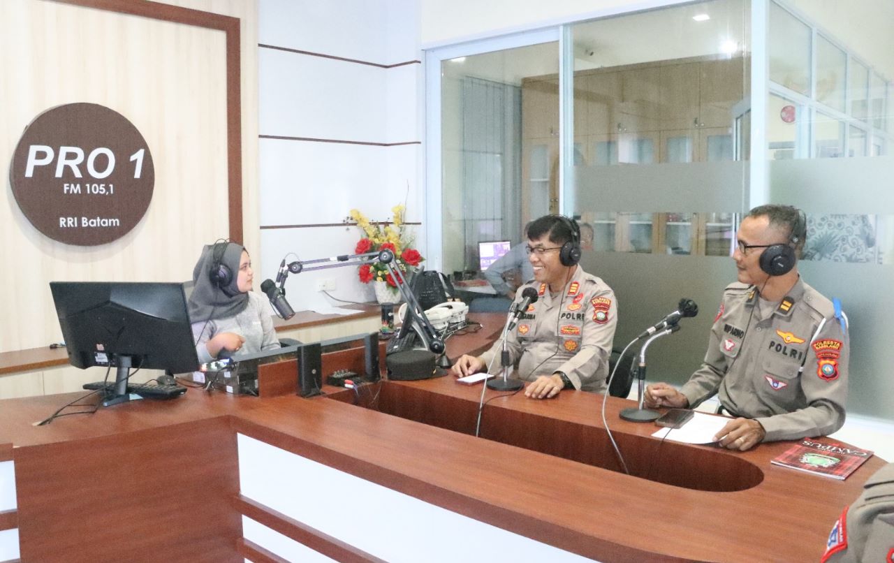 Kasi Humas Polresta Barelang Bersama Kanit Kamsel Satlantas Gelar Talkshow di RRI Batam