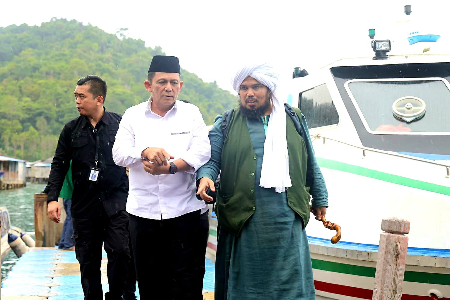 Gubernur Kepri dan Ustadz Derry Sulaiman Disambut Hangat Masyarakat Palmatak dan Jemaja