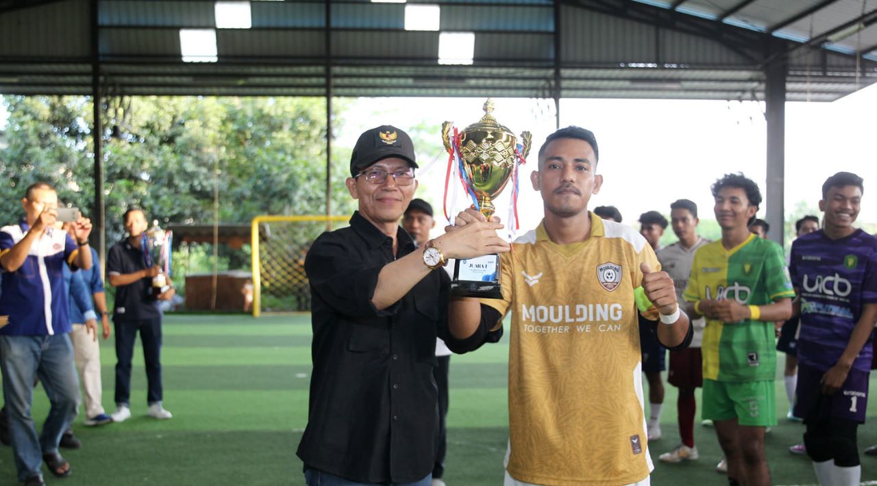 Amsakar Achmad Resmi Tutup Turnamen Liga Futsal IV FSP LEM SPSI PUK Giken 2023