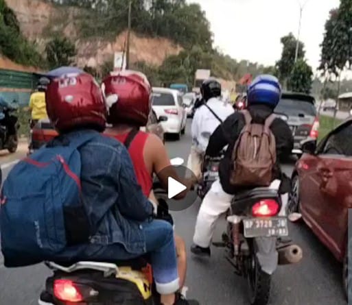 Satu Unit Truk Kontainer Mogok, Satu Arah Jalan Letjend Suprapto Lumpuh Total