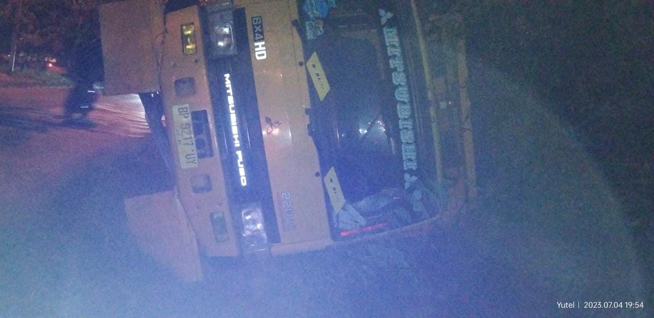 Truk Muatan Pasir Terbalik Miring di Dekat Terowongan Pelita Kota Batam