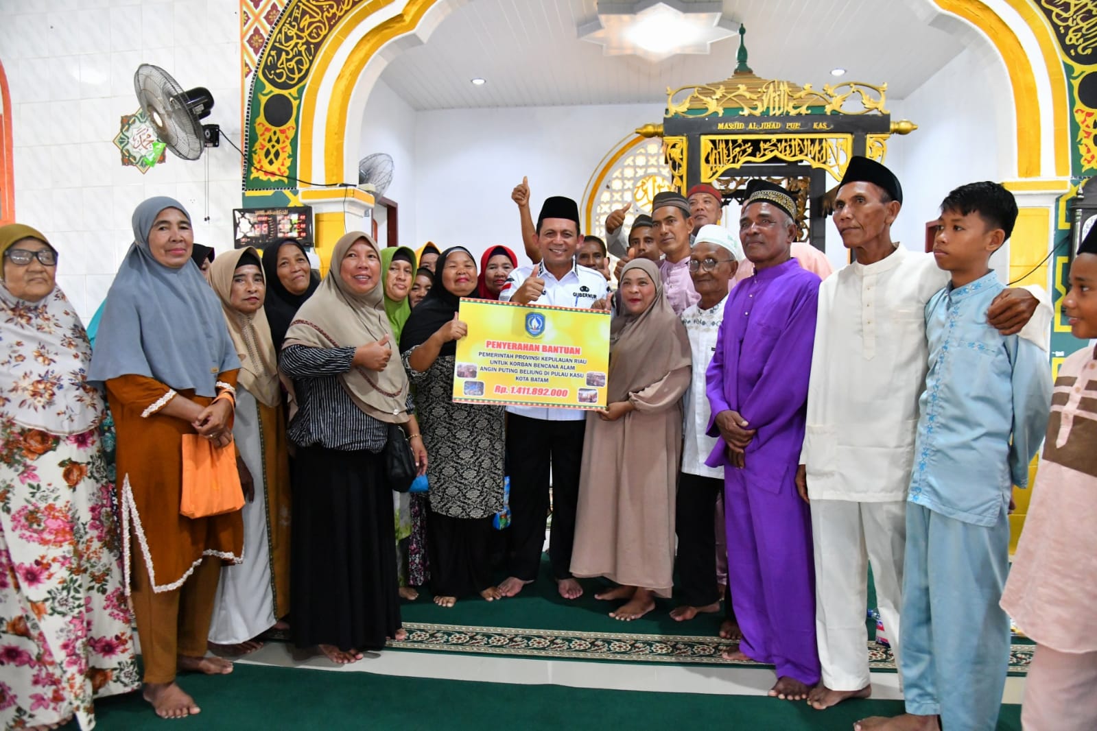 Kali ini Gubernur Ansar Ahmad Serahkan Bantuan Uang Tunai 1,4 Miliar di Pulau Kasu Batam