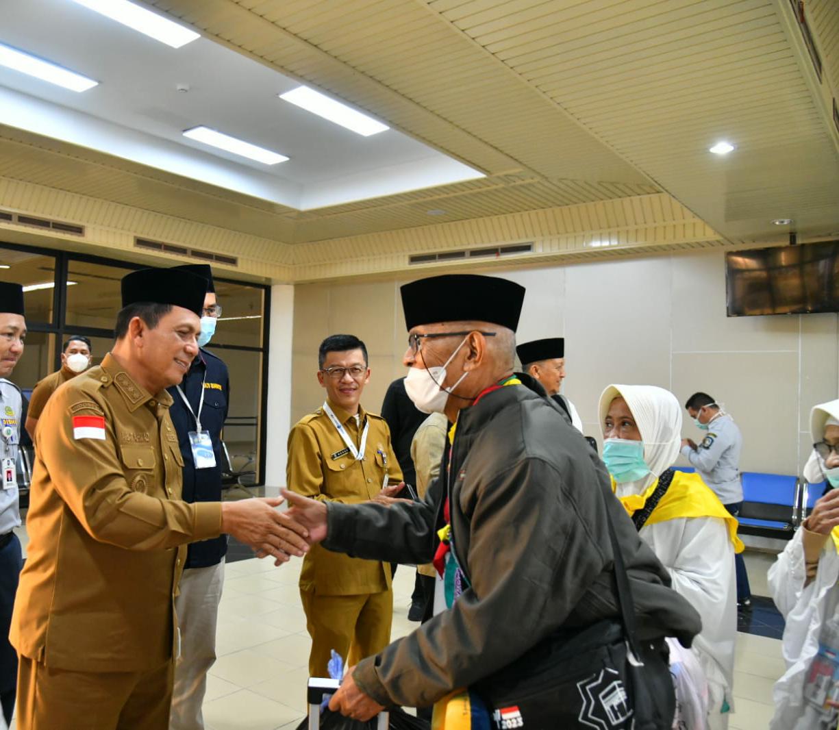 Gubernur Ansar Sambut Kepulangan Jemaah Haji Kloter 1 Kepri