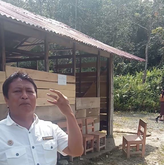 Gedung SMA Negeri 2 Hilimegai Kabupaten Nias Selatan Sangat Prihatin dan Terharu