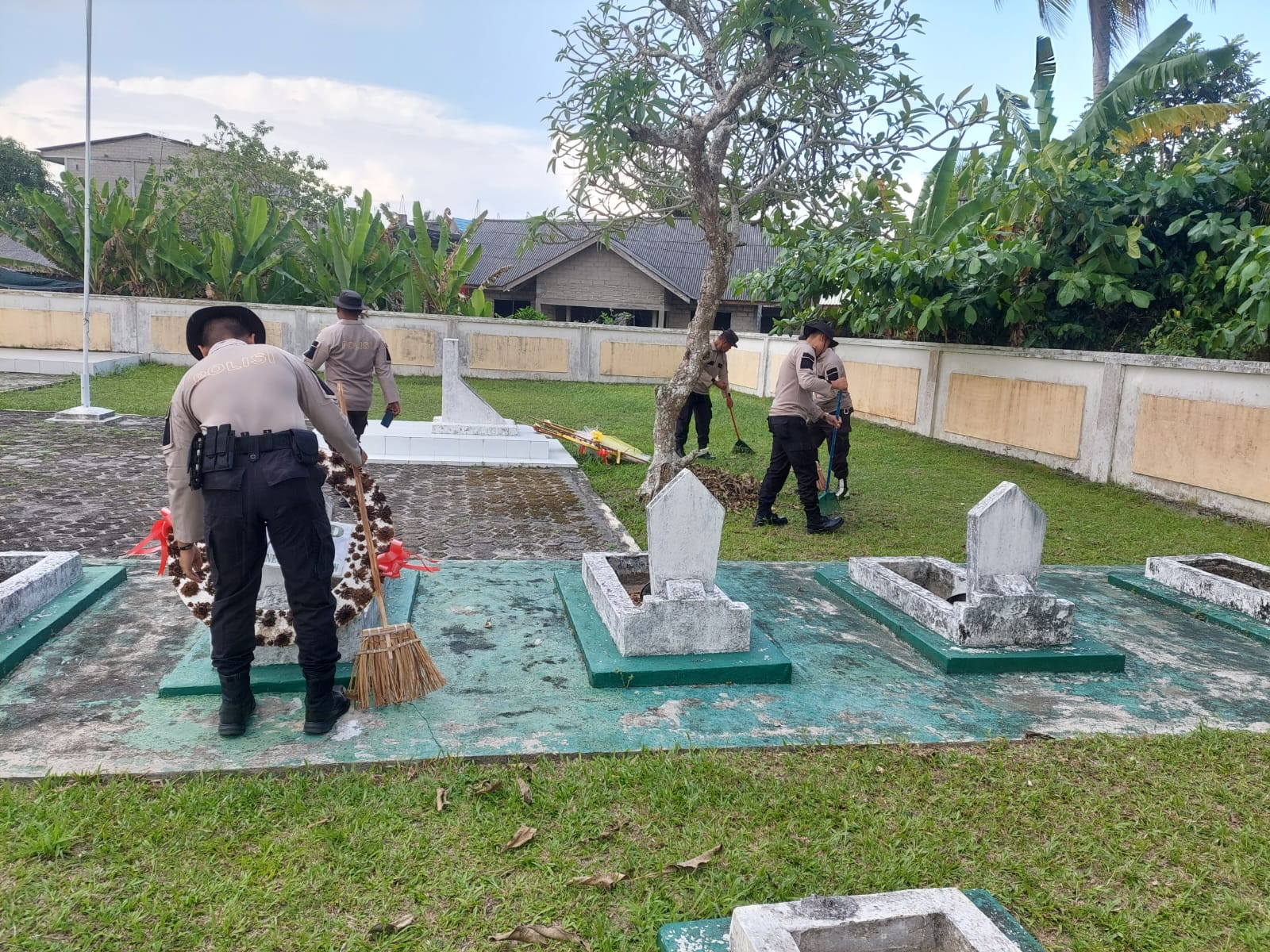 Polsek Kundur dan Kuba Gelar Bakti Sosial Gotong Royong Dalam Menyambut HUT RI Ke 78