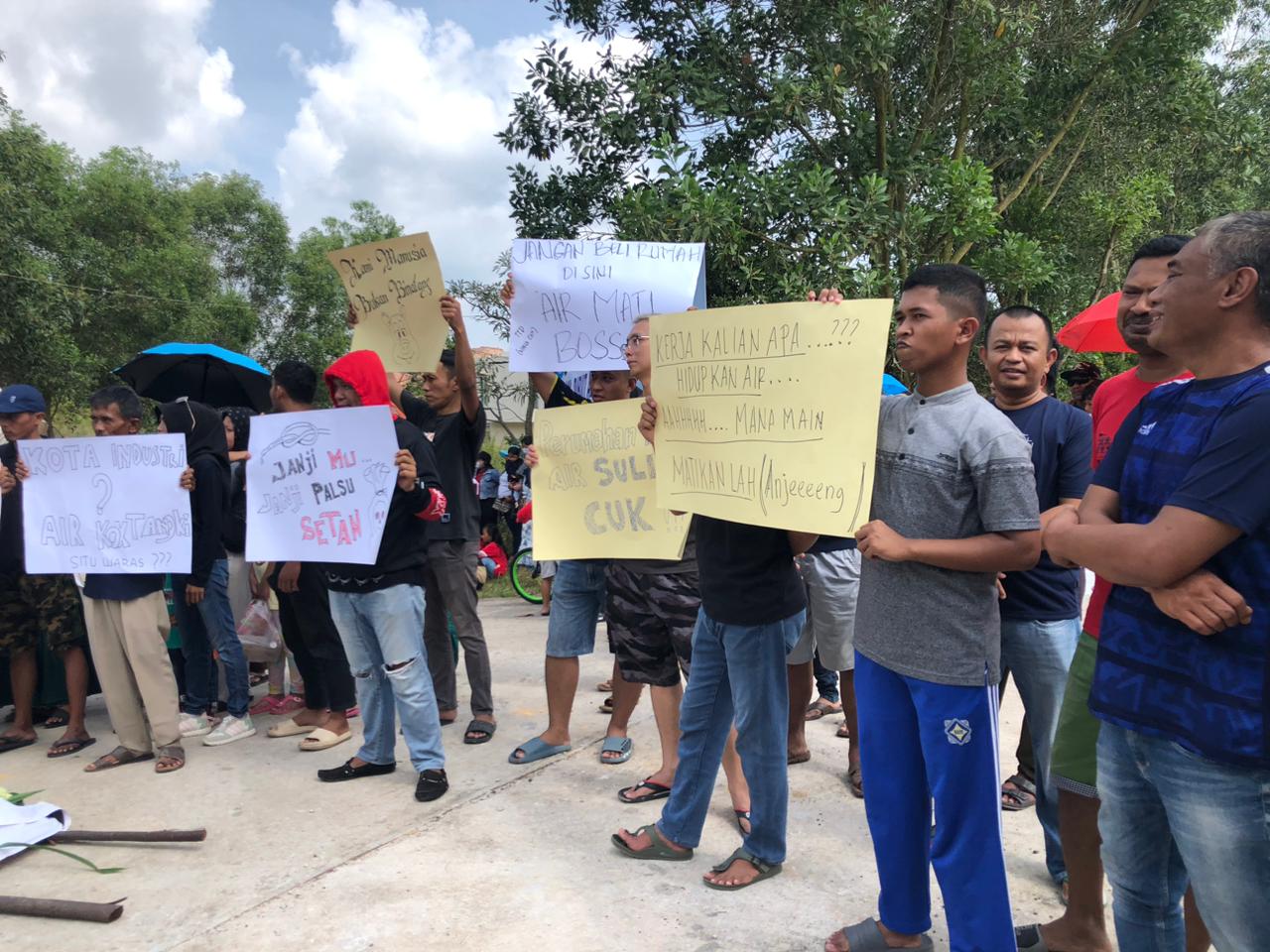 Mengeluh Air Bersih, Warga Perumahan Cipta Green Mansion dan Perumahan Woodland Gelar Orasi