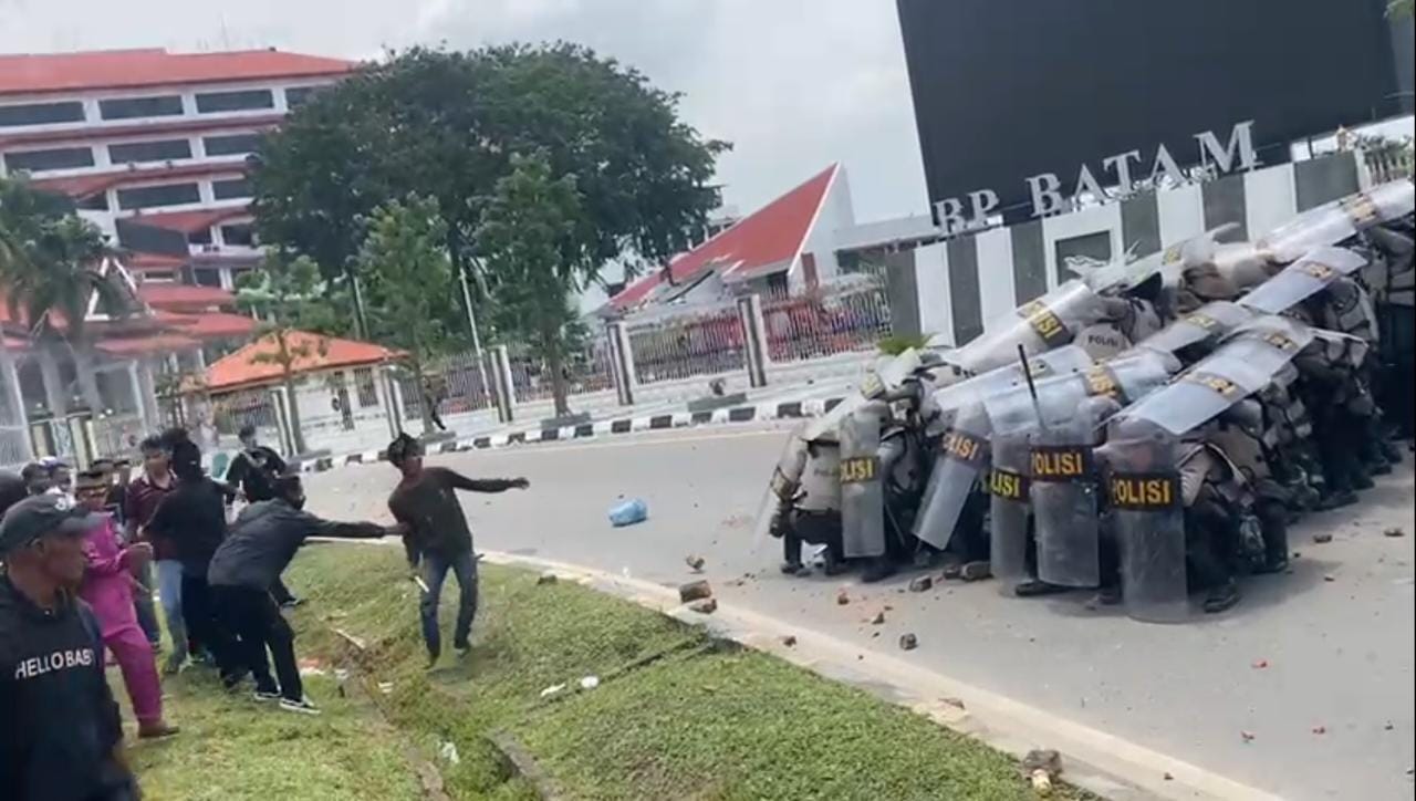 Demo Aksi Damai di Gedung BP Batam Berakhir Ricuh