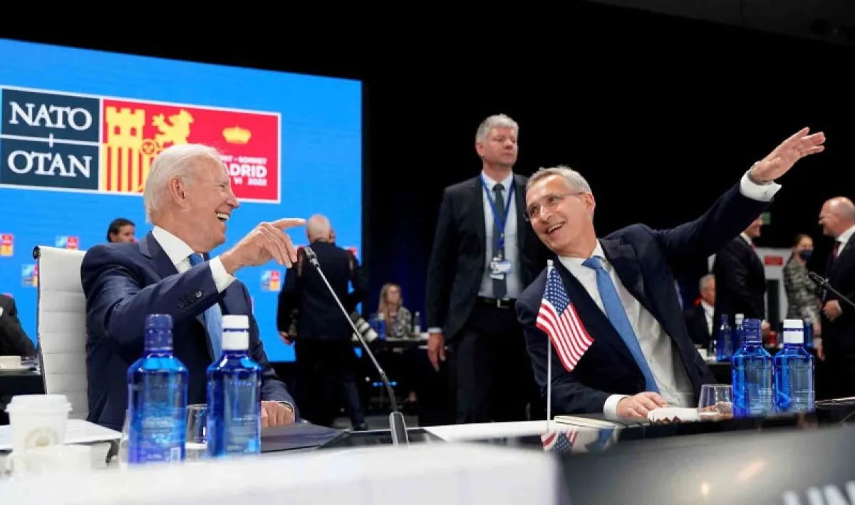 Presiden Amerika Serikat Joe Biden (kiri) berbincang dengan Sekjen Organisasi Pakta Pertahanan Atlantik Utara (NATO) Jens Stoltenberg saat KTT NATO di Madrid, Spanyol