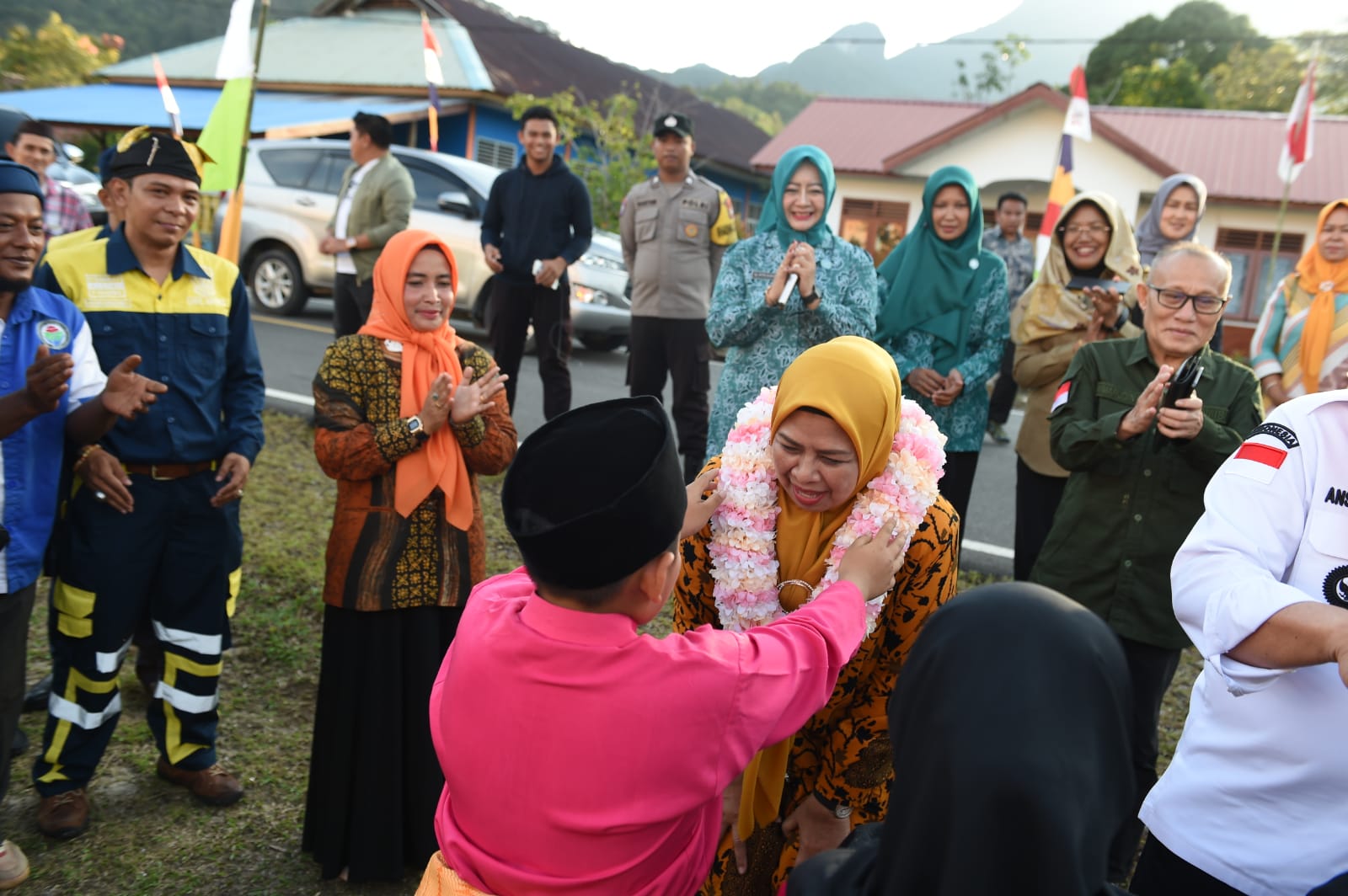 Dewi Ansar Buka Darmawisata Desa Resun, Gubernur Kepri Serahkan Bibit Cabai dan Vitamin di PKK Kabupaten Lingga