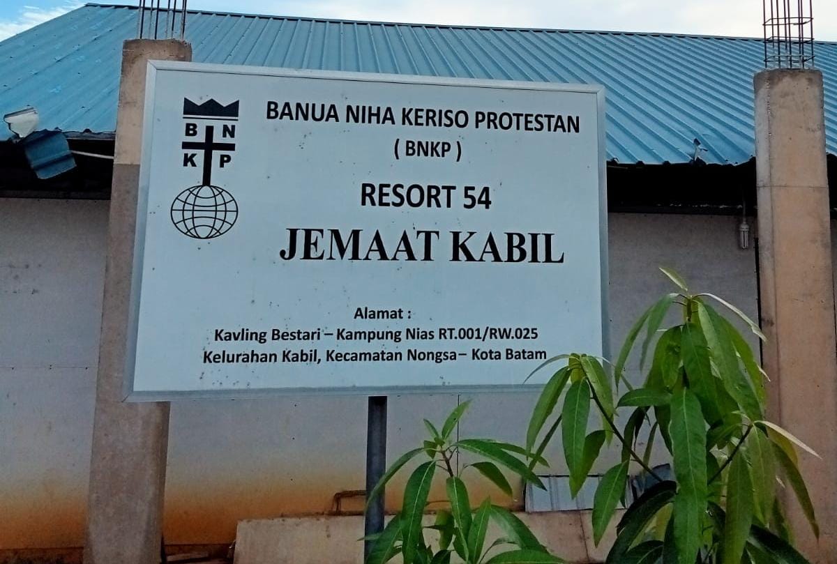 Teguh Gea Salurkan Bantuan Pembangunan Gedung Gereja BNKP Kabil
