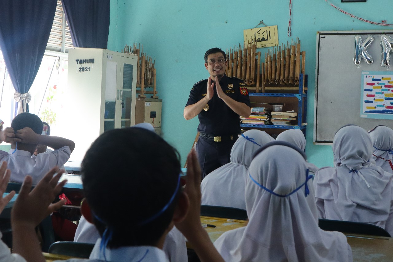 Peringati Hari Oeang Ke-77, Bea Cukai Batam Gelar Kegiatan Mengajar dan Donor Darah