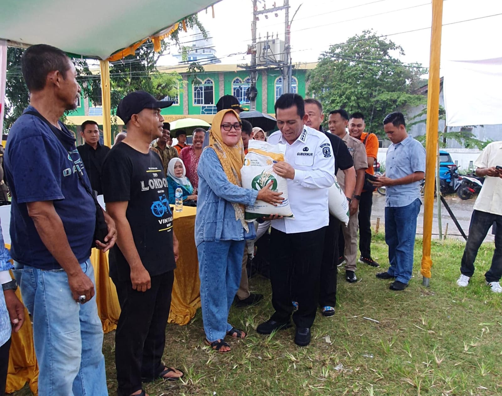 Gubernur Kepri Serahkan Bantuan Pangan Cadangan Beras Pemerintah Untuk Warga Kota Batam