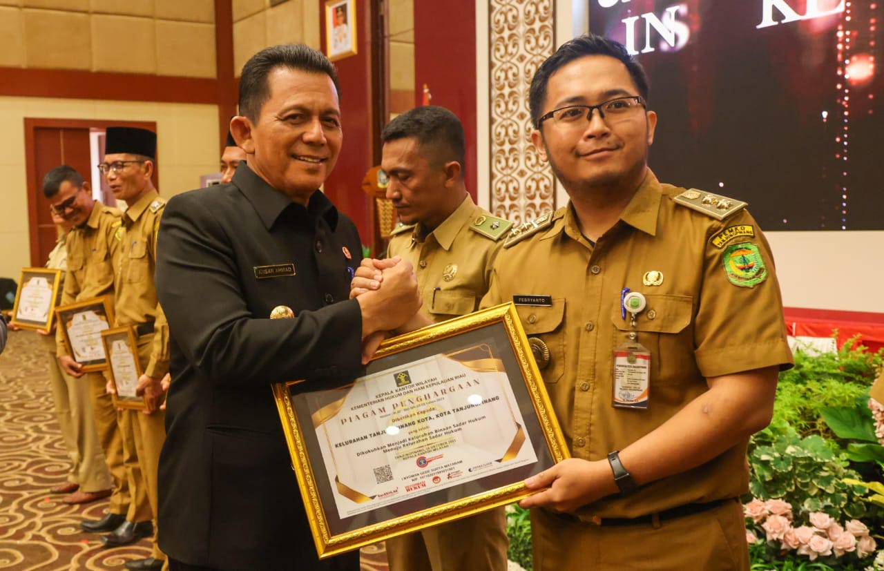 Gubernur Ansar Terima Penghargaan sebagai Kolaborator dan Pembina Desa, Keluarahan Binaan Sadar Hukum