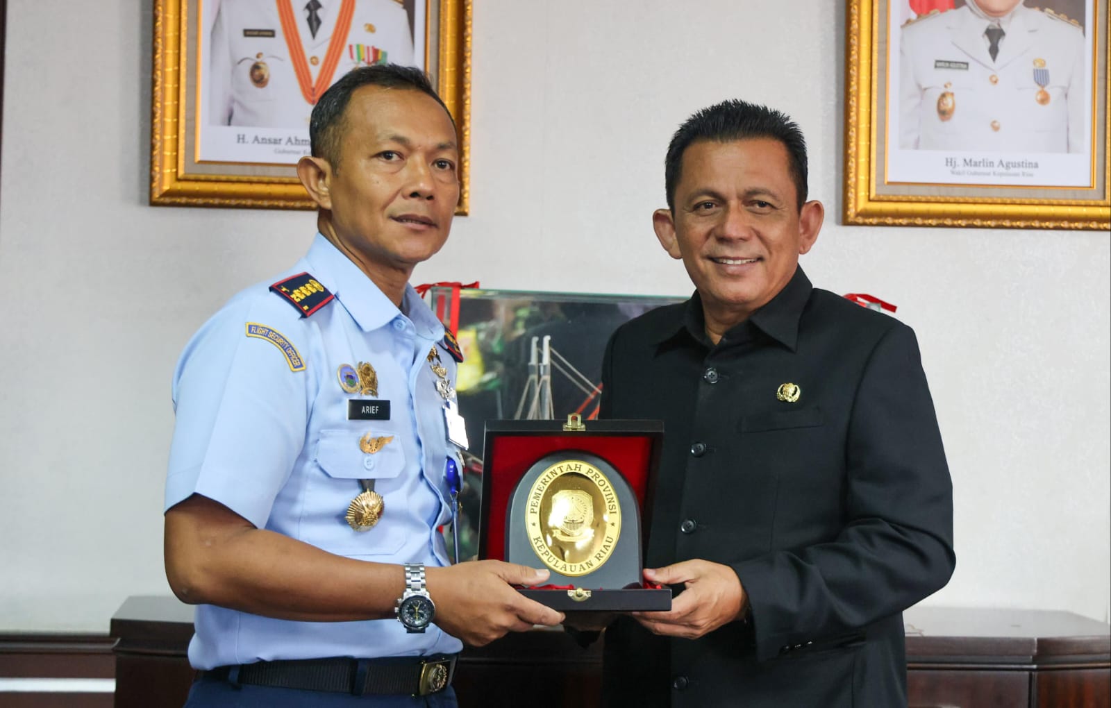 Danlanud RHF dan Dansatrad 213 Tanjungpinang Berpamitan Dengan Gubernur Ansar