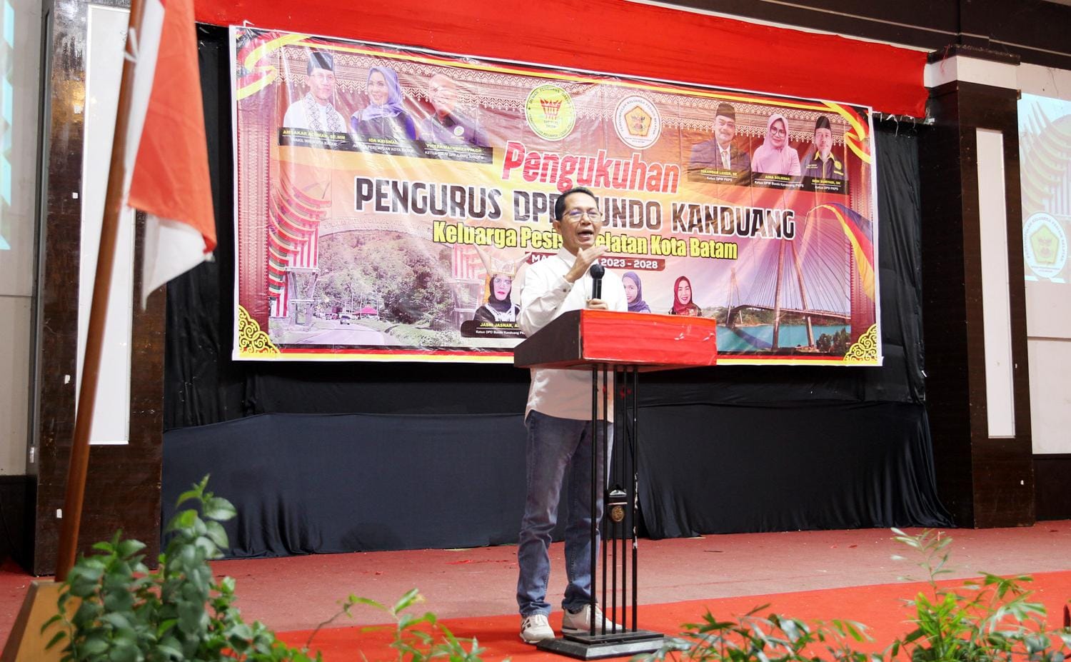 Puisi Surat - Surat untuk Emak dari Amsakar Achmad di Hadapan DPD PKPS Bundo Kanduang