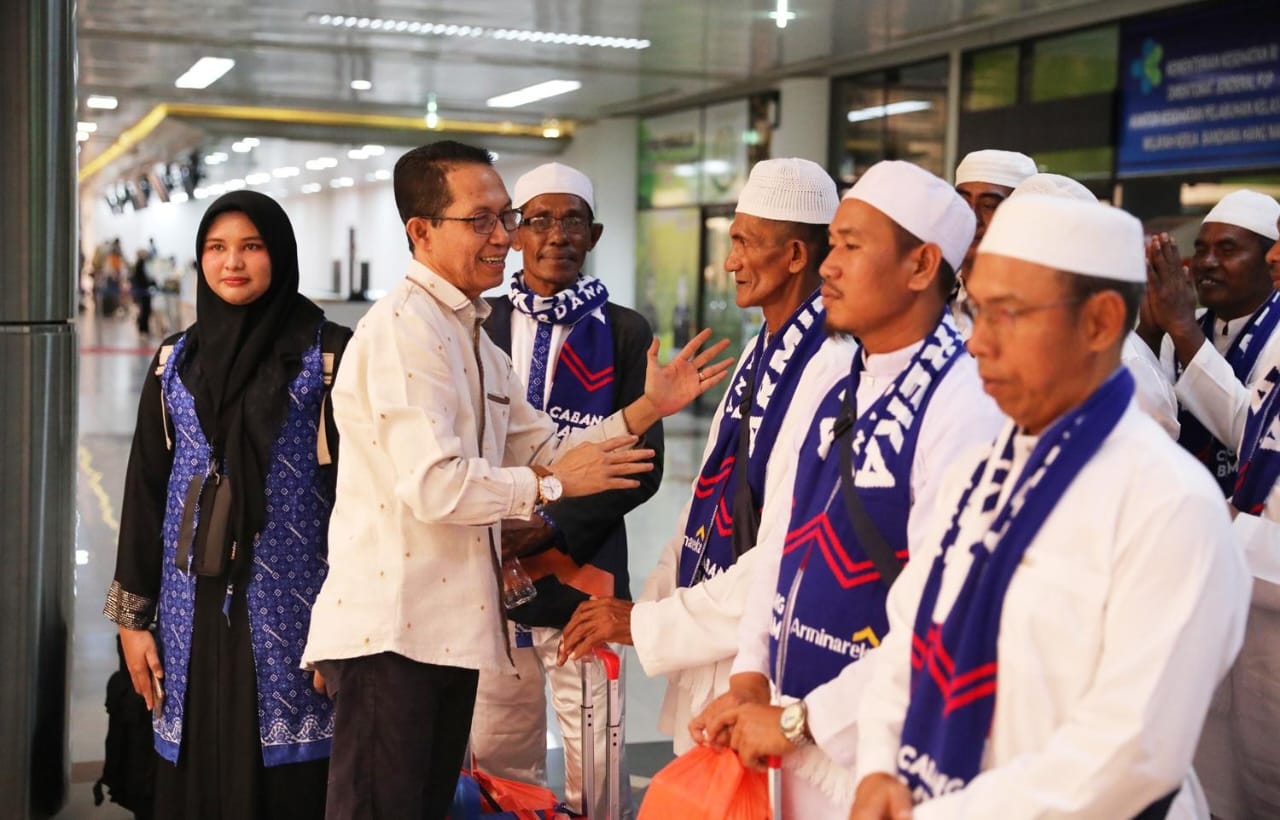 Wakil Walikota Batam Lepas Puluhan Jamaah Umrah Asal Pulau Terong ke Tanah Suci