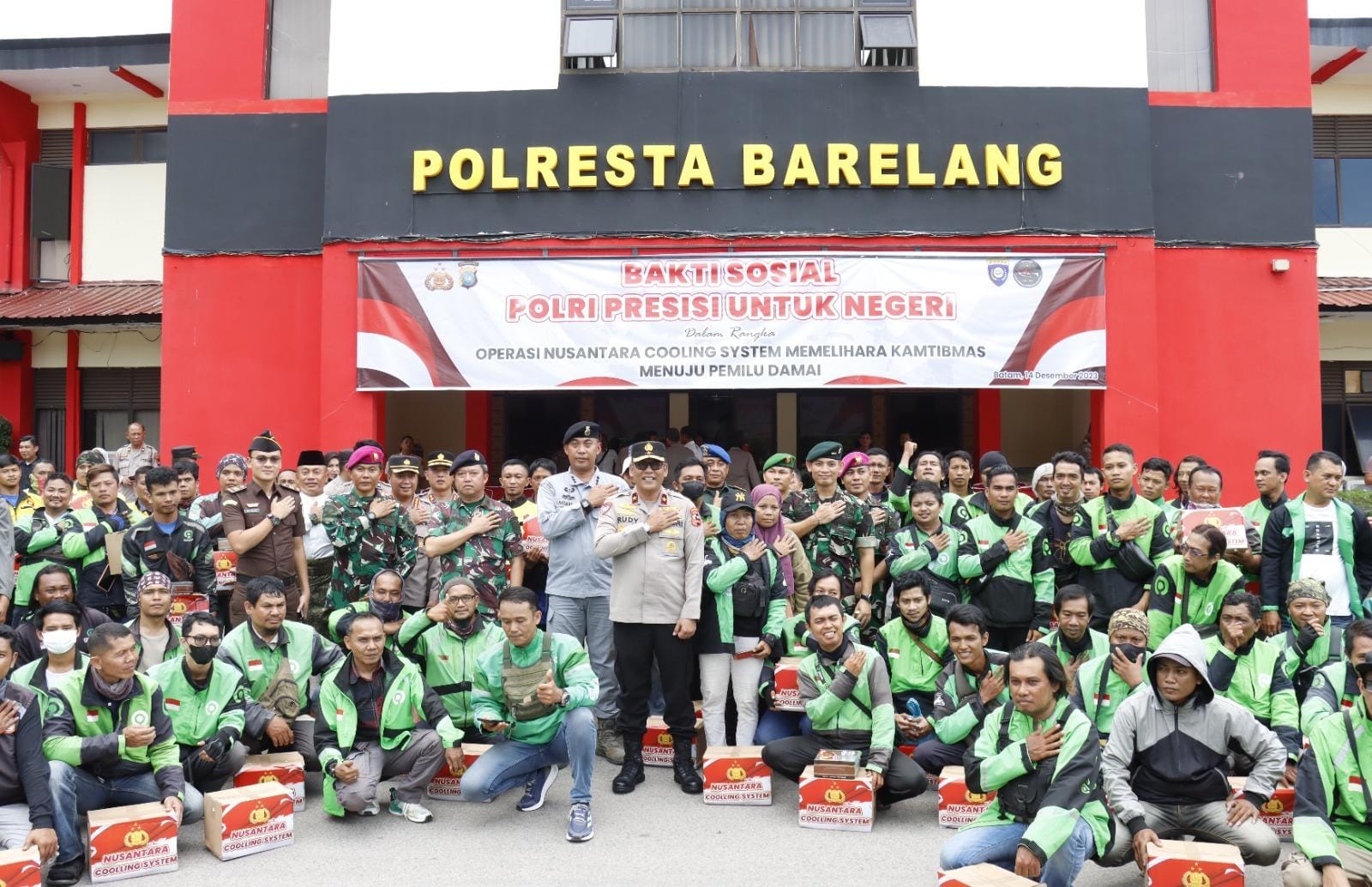 Cooling System dan Pemilu Damai 2024 Polri Beri Bantuan Sembako Kepada Driver Ojol