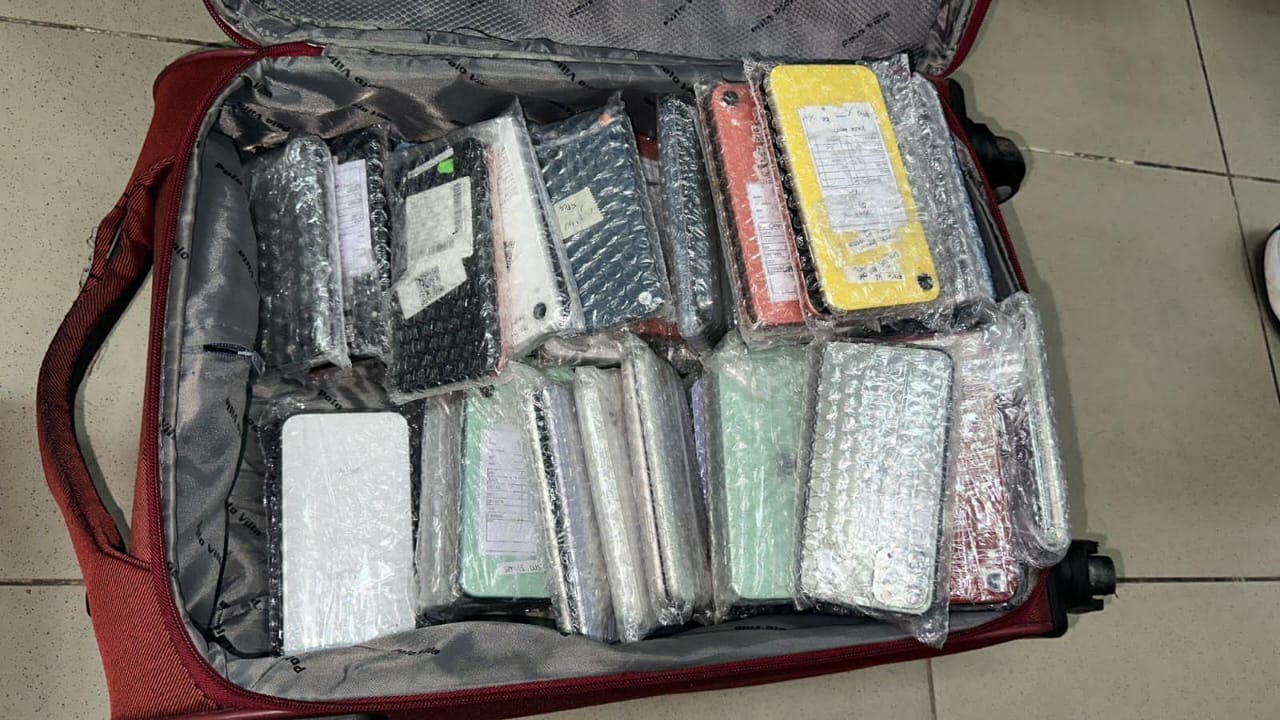 Pelaku Pembawa Handphone Bekas Berhasil Ditangkap Bea Cukai Batam