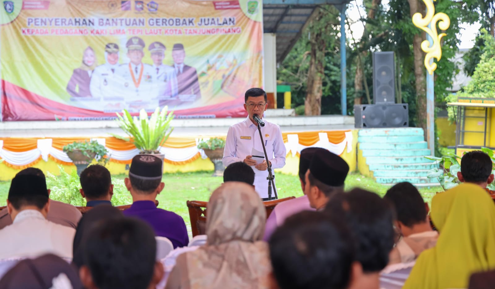 79 Pedagang TPL Tanjungpinang Dapat Bantuan Gerobak, Gubernur Ansar Berpesan Manfaatkan dengan Baik