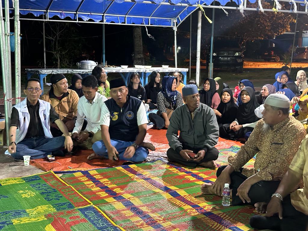 Pietra Machreza Paloh dan Amsakar Achmad Nonton Bareng Bersama Warga Nongsa Kota Batam