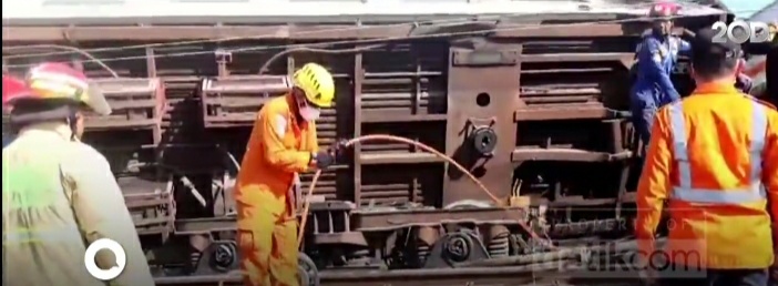 Kereta Turangga Tabrakan dengan KA Bandung Raya di Cicalengka