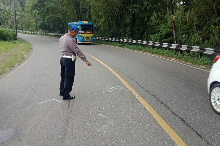Ban Copot, Mobil Bak Terbuka Tabrak Dua Kendaraan di Banyumas