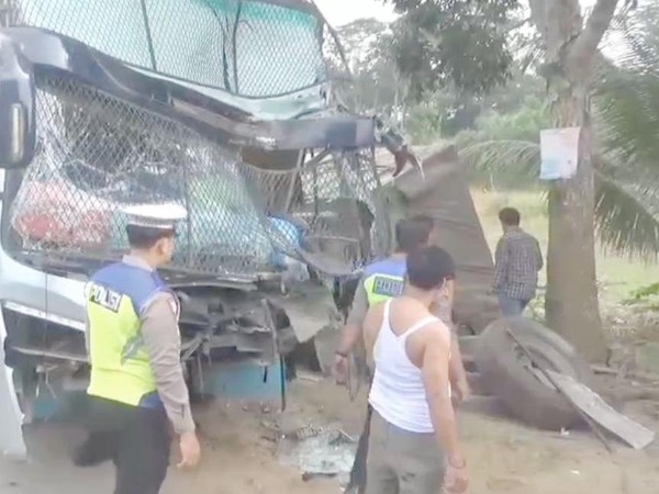 Detik-detik Truk Fuso Gagal Nyalip Lalu Tabrak Bus di Jambi