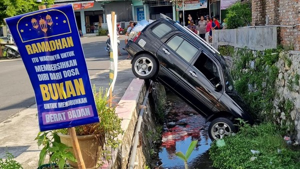 Mobil Masuk Parit di Trucuk Klaten