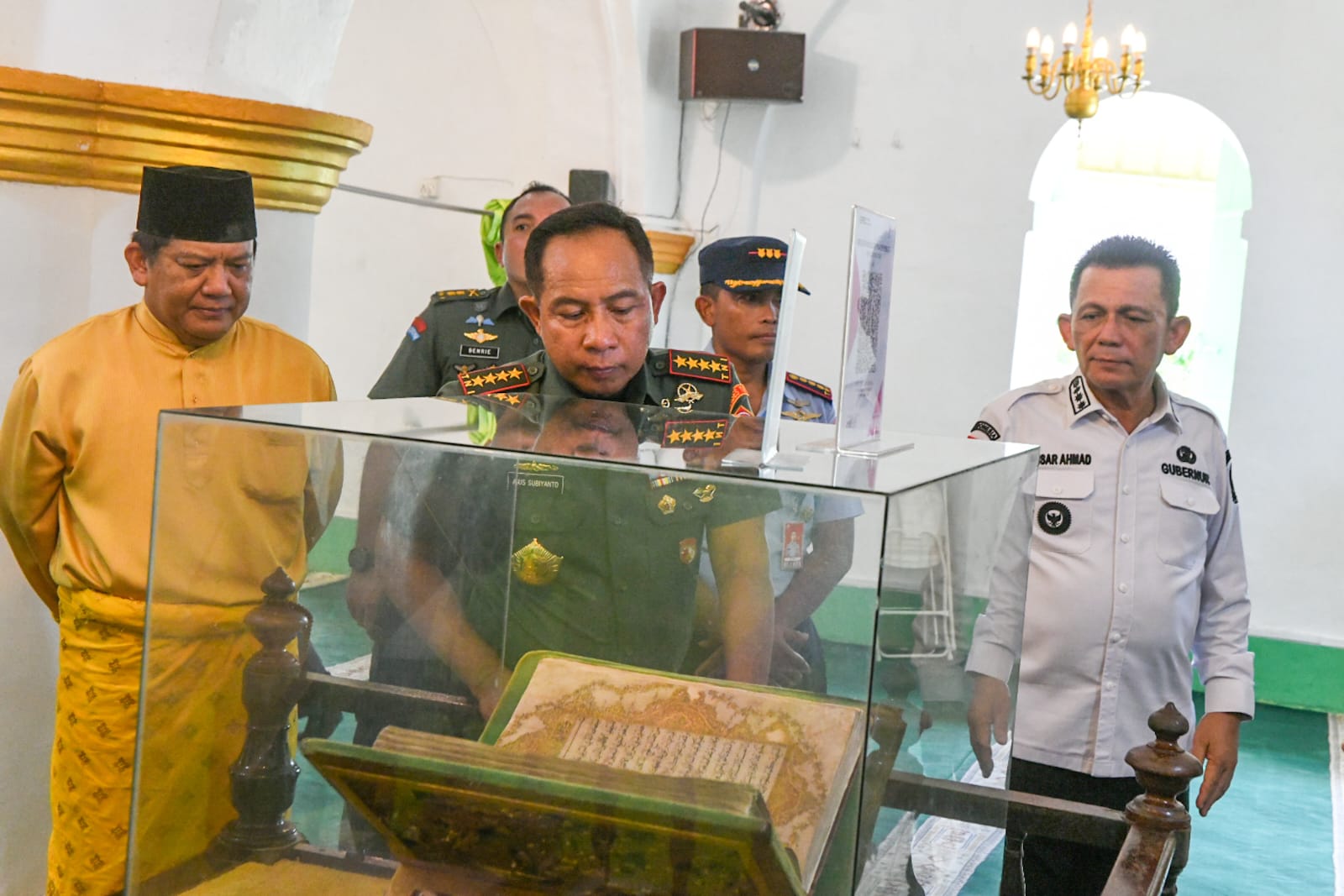 Panglima TNI Serahkan Bansos dan Kunjungi Situs Bersejarah di Pulau Penyengat