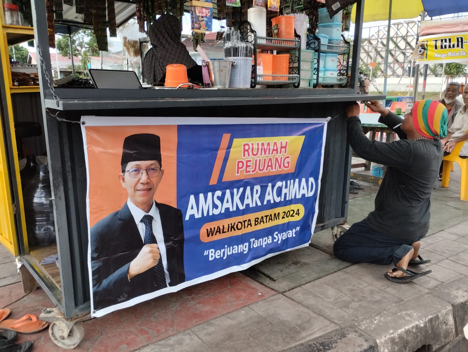 Spanduk Bergambar Amsakar Achmad Viral, Diduga Lurah Samsudin Perintahkan Untuk Dicopot