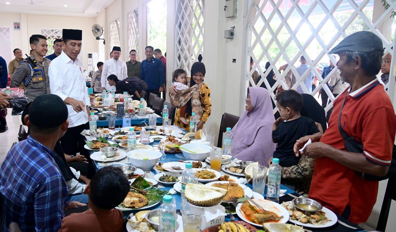 Momen Presiden Jokowi Seusai Sholat di Masjid Abdullah bin Abbas