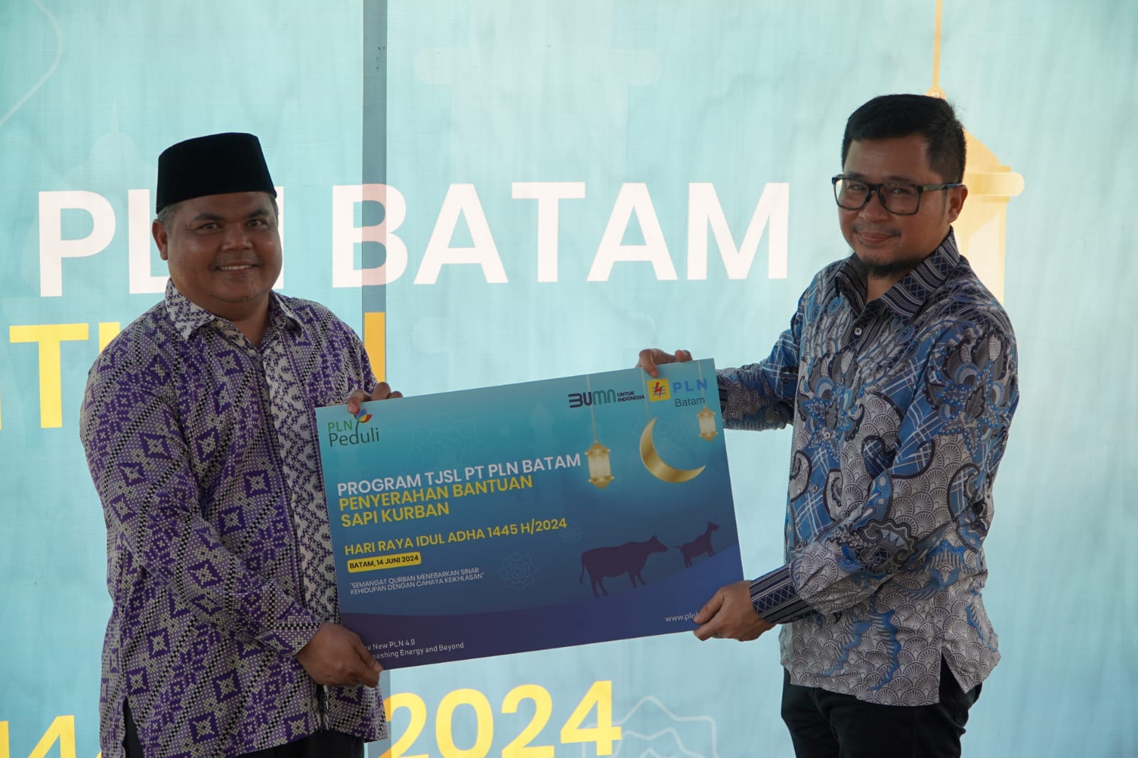 PLN Batam Serahkan Bantuan Hewan Kurban Rayakan Idul Adha 1445 H